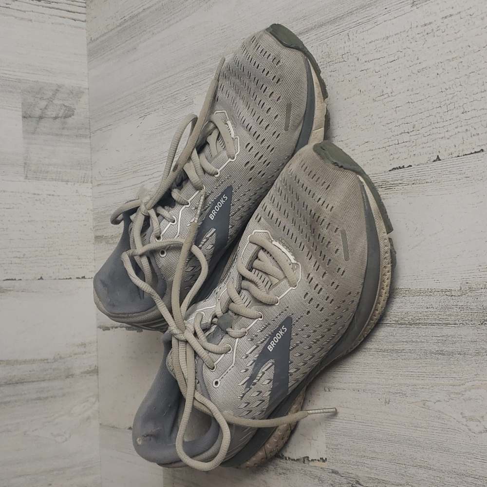 Brooks Ghost 13 gray and white running shoes. Size 10W
